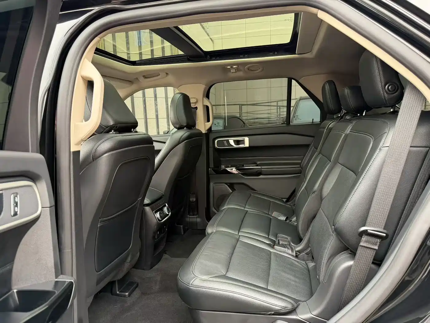Photo 9 - Ford Explorer