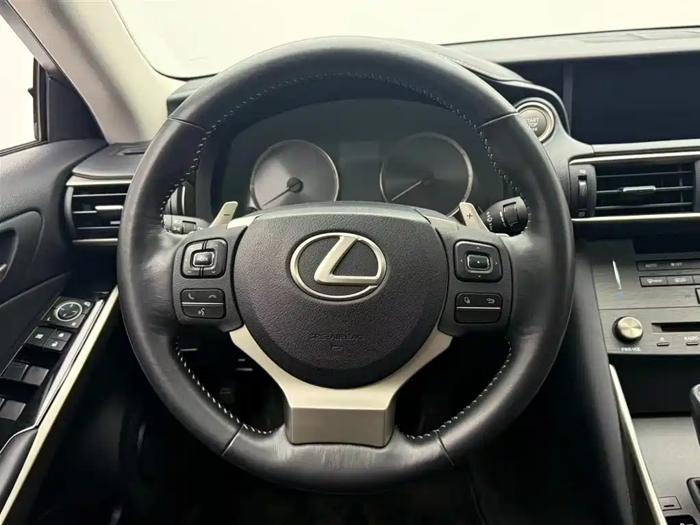 Lexus IS 2017 300 Leading Edition фото 5