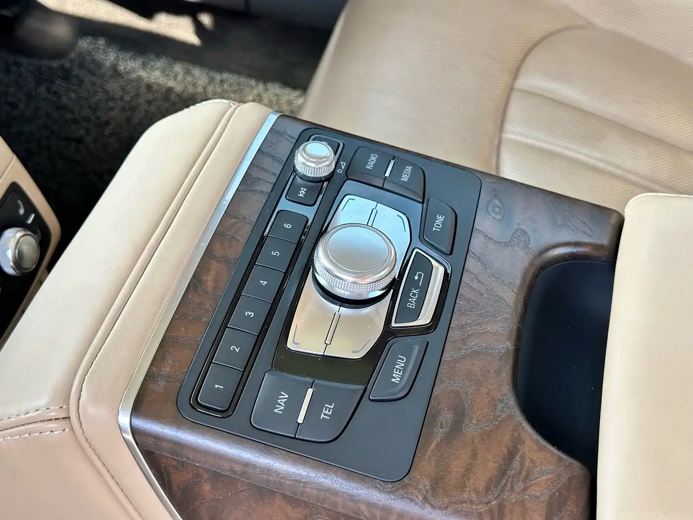 Фото 10 - Audi A6L