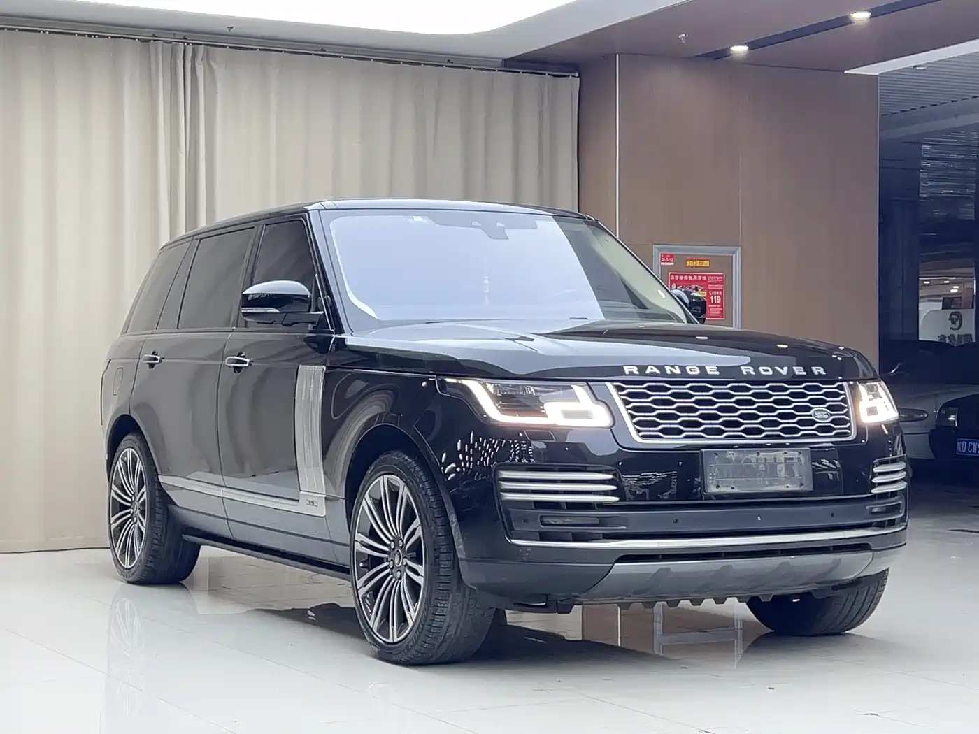 Land Rover Range Rover 2020 3.0 L6 Heritage Extended Edition фото 3