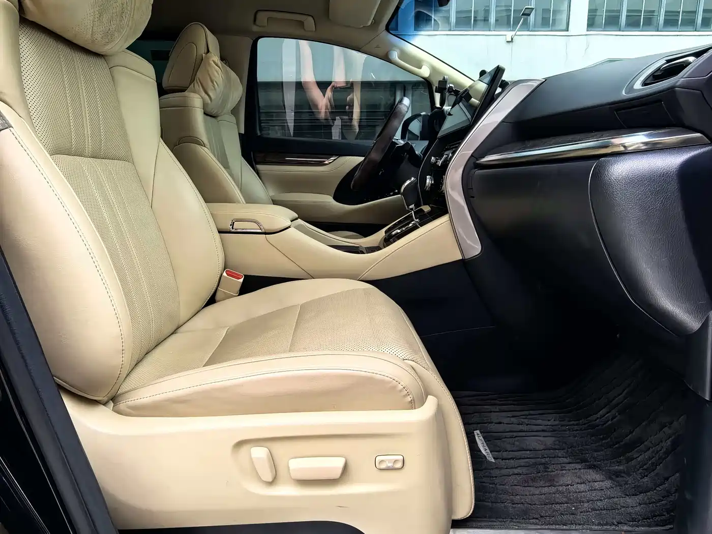 Toyota Alphard 2021 Hybrid 2.5L Premium фото 17