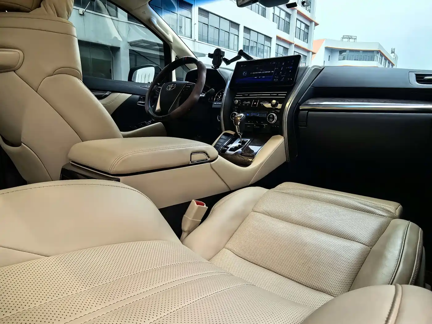 Toyota Alphard 2021 Hybrid 2.5L Premium фото 18