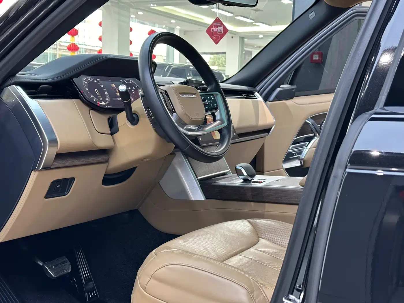 Land Rover Range Rover 2024 3.0 L6 400PS Golden Age Extended 7-Seater фото 4