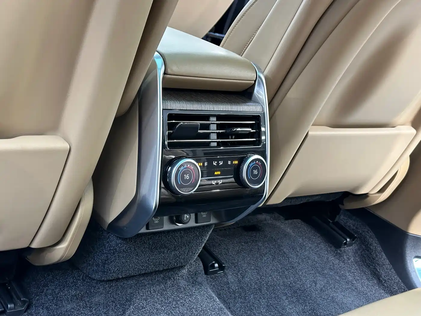 Land Rover Range Rover 2024 3.0 L6 400PS Golden Age Extended 7-Seater фото 14