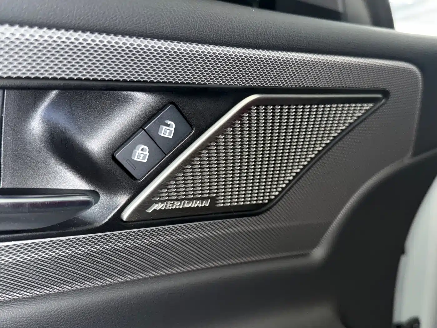 Photo 7 - Jaguar XEL
