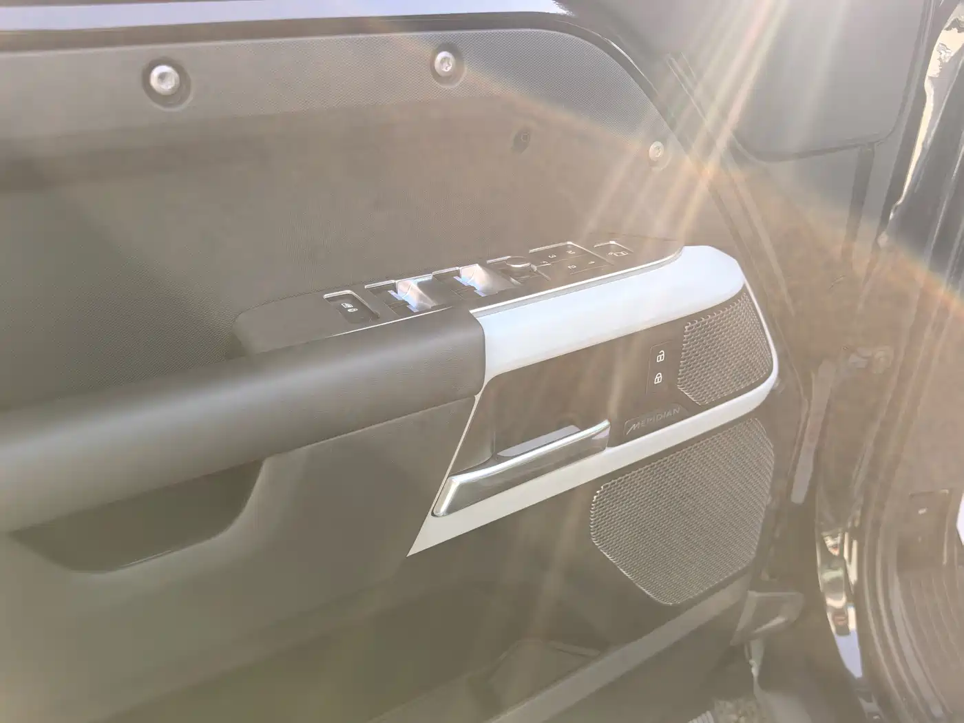 Land Rover Defender 2020 Model 110 P400 HSE фото 11