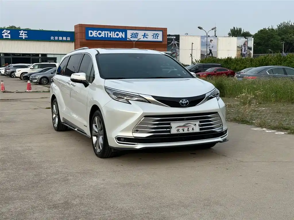 Toyota Sienna 2023 2.5L Hybrid Platinum Edition фото 3