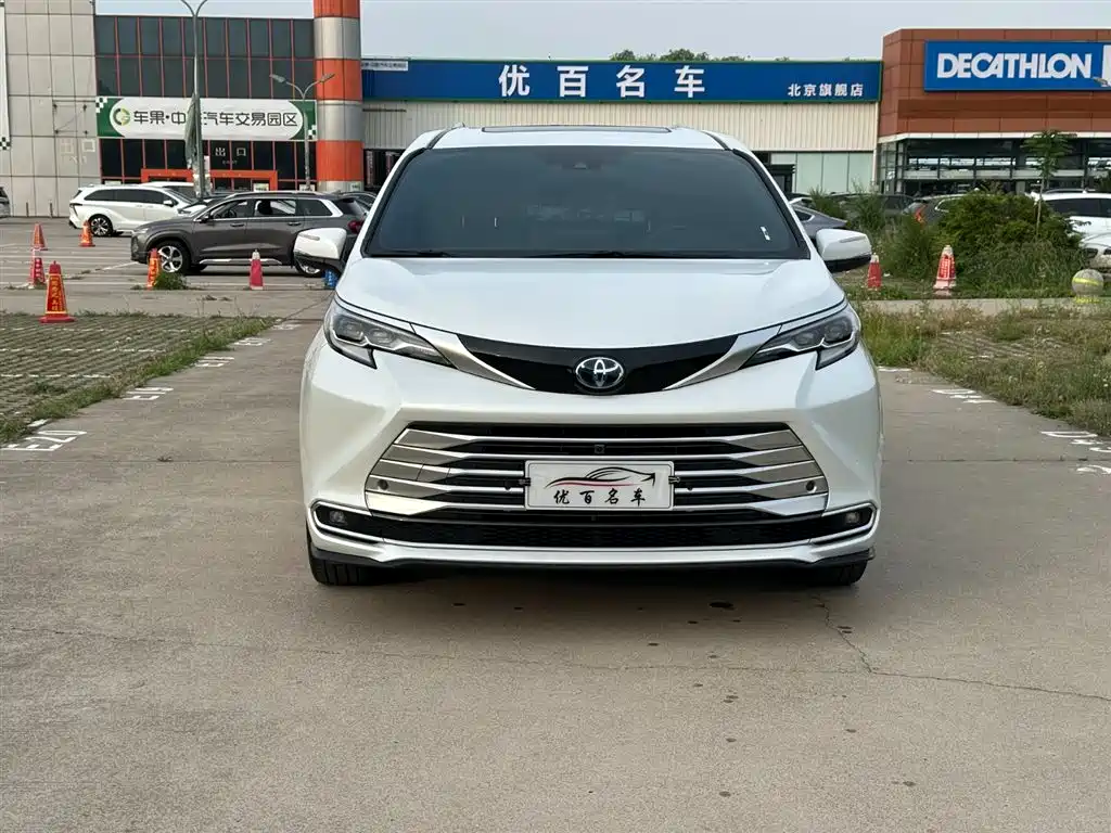 Toyota Sienna 2023 2.5L Hybrid Platinum Edition фото 13
