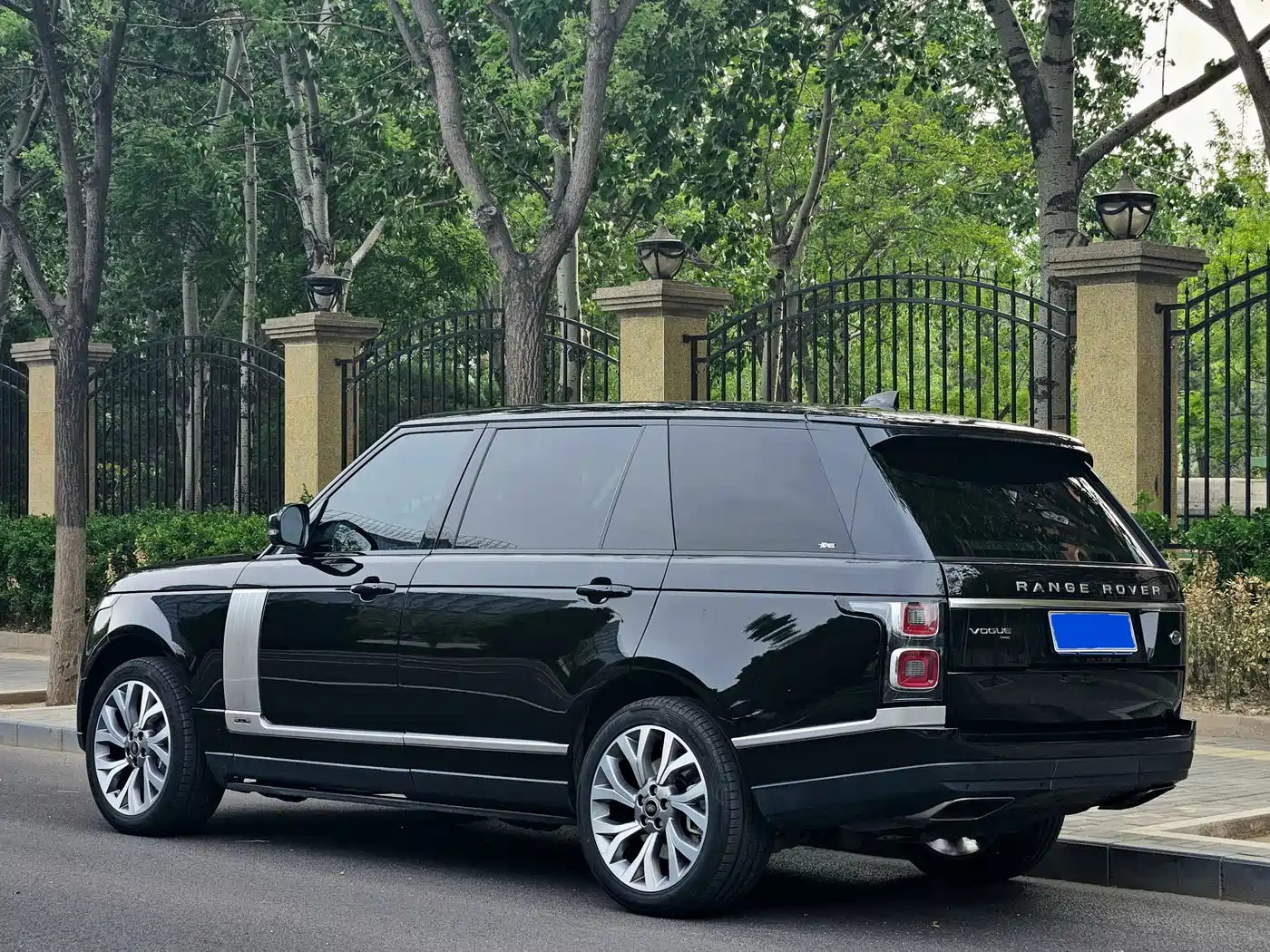 Land Rover Range Rover 2021 3.0 L6 Heritage Extended Classic Edition фото 3