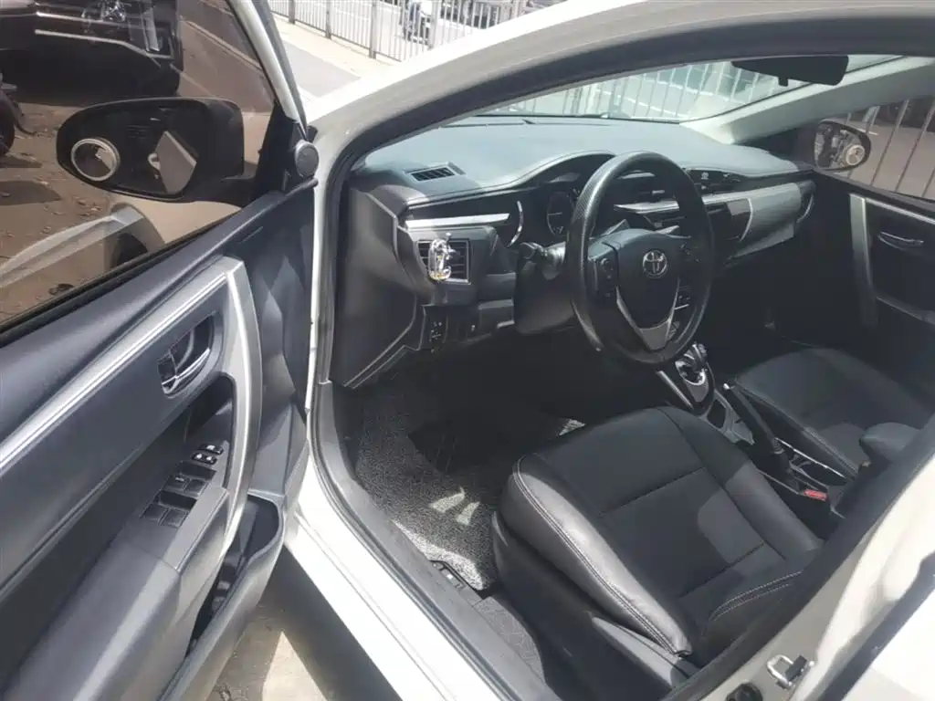 Toyota Corolla 2016 Hybrid 1.8L E-CVT Leading Edition фото 16