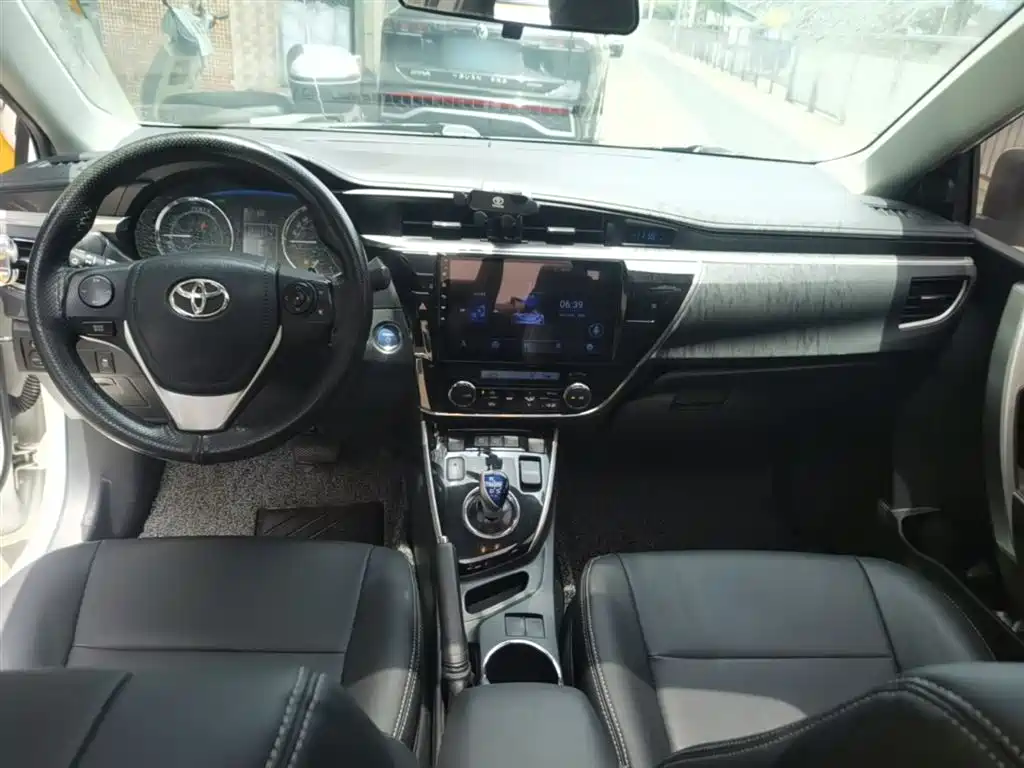 Toyota Corolla 2016 Hybrid 1.8L E-CVT Leading Edition фото 10