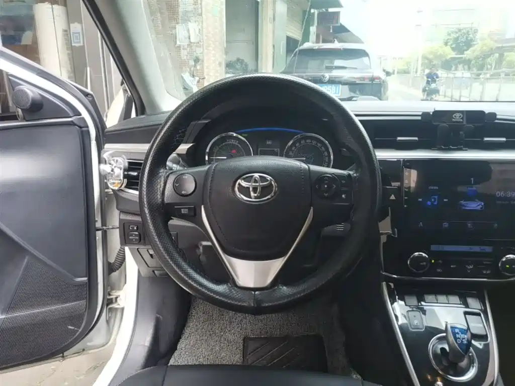 Toyota Corolla 2016 Hybrid 1.8L E-CVT Leading Edition фото 11