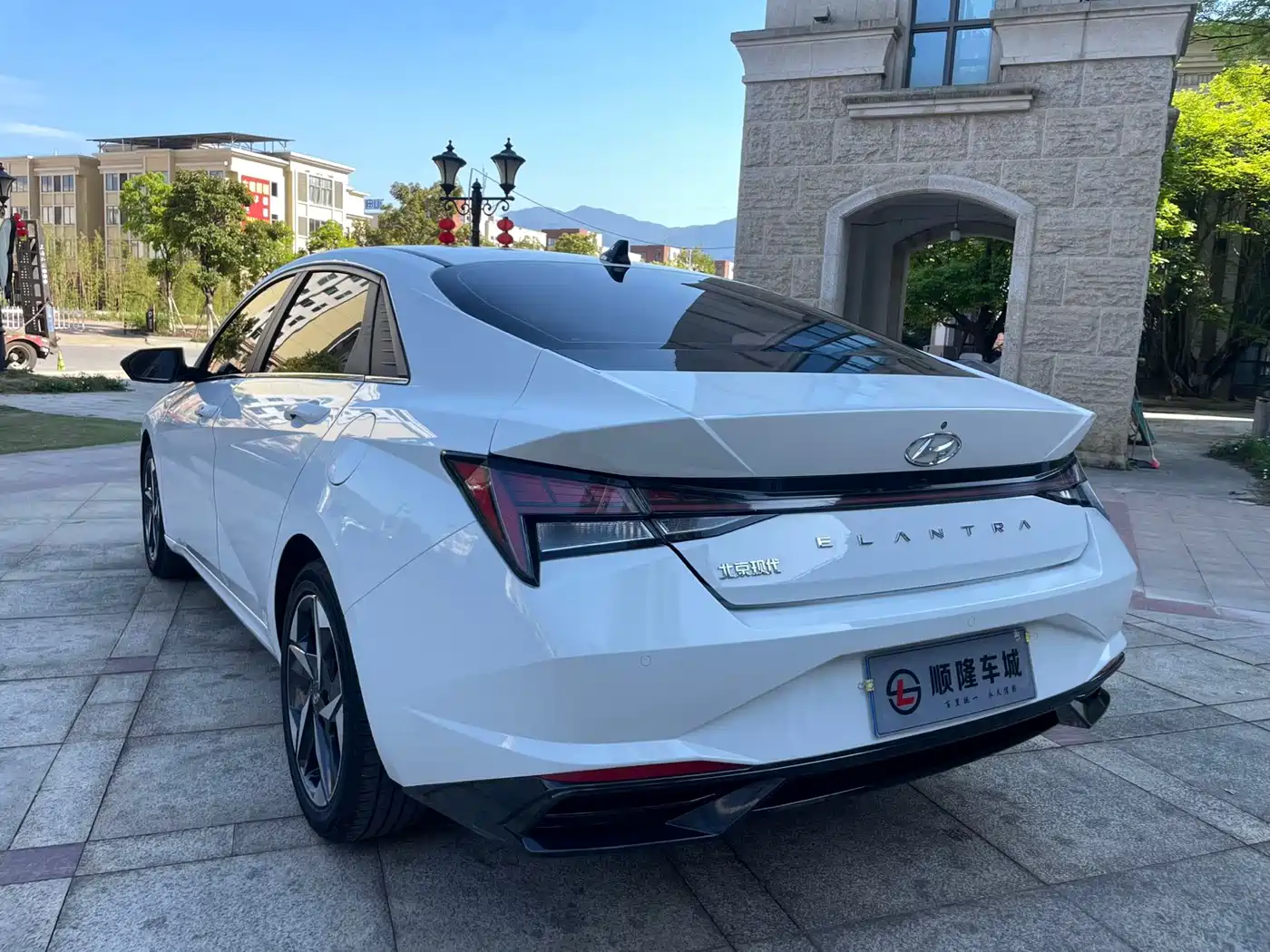 Hyundai Elantra 2021 1.5L CVT LUX Premium Edition фото 9