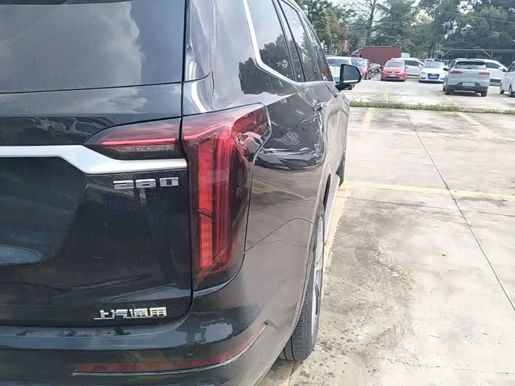 Photo 8 - Cadillac XT6
