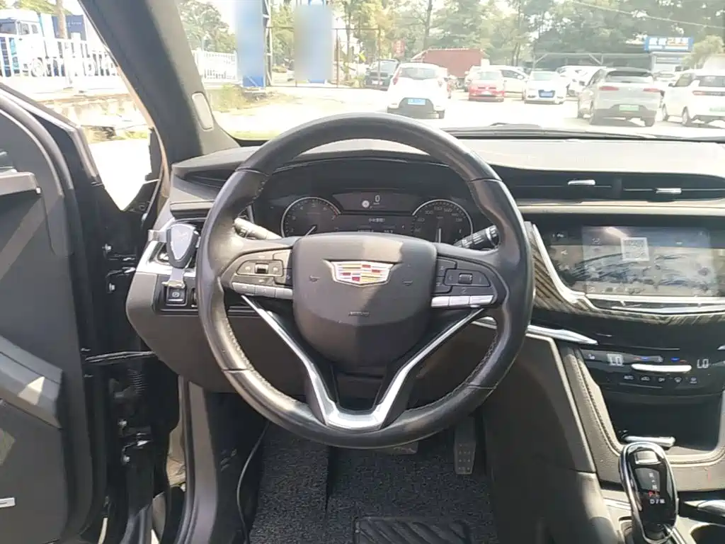 Photo 11 - Cadillac XT6