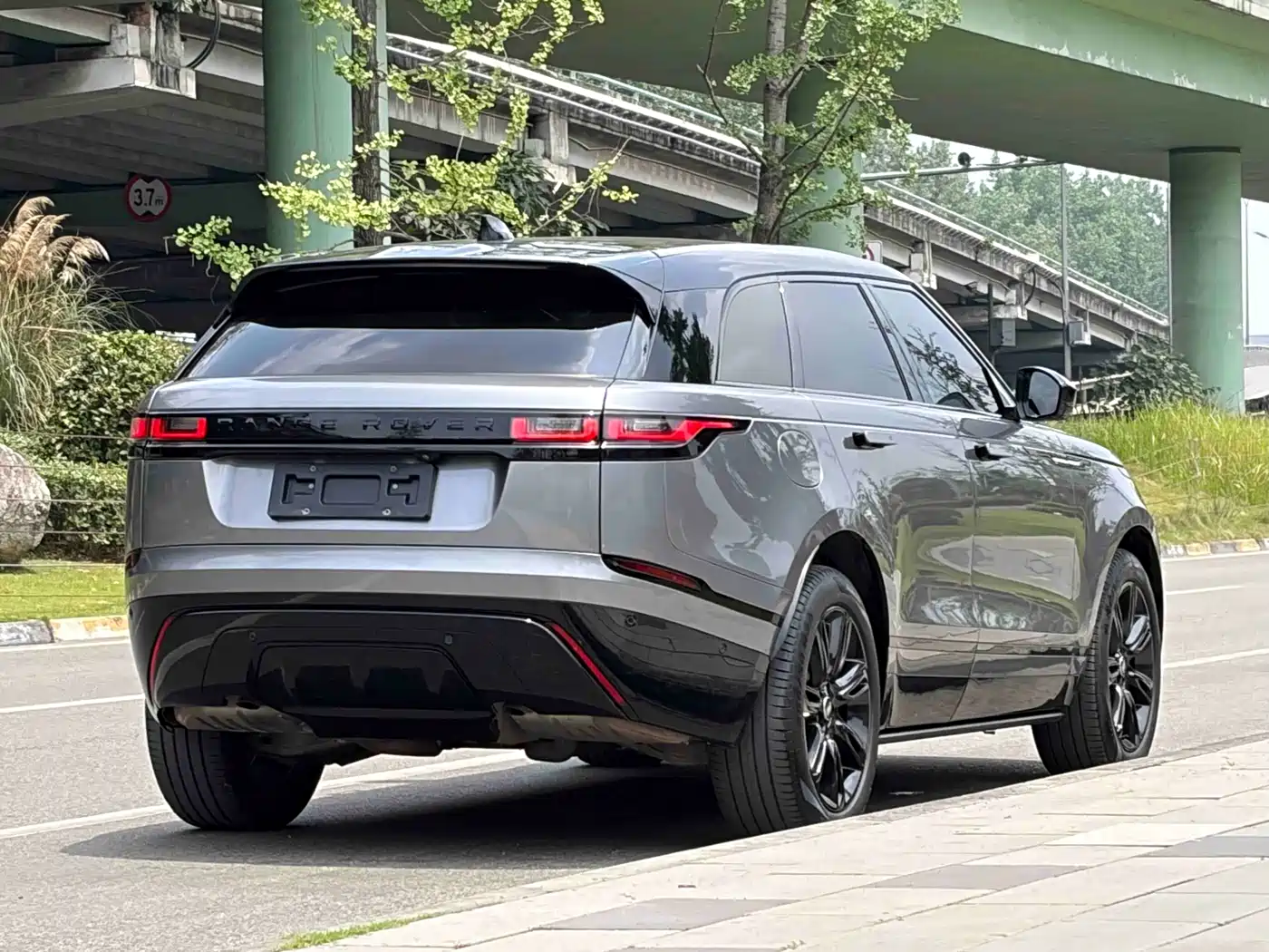 Land Rover Range Rover Velar 2023 250PS Gloss Black Collector's Edition фото 6