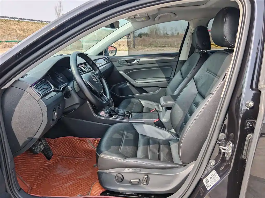 Volkswagen Passat 2017 380TSI DSG Luxury фото 8