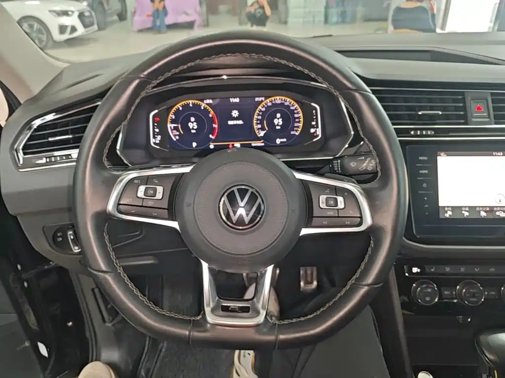 Photo 11 - Volkswagen Tiguan L