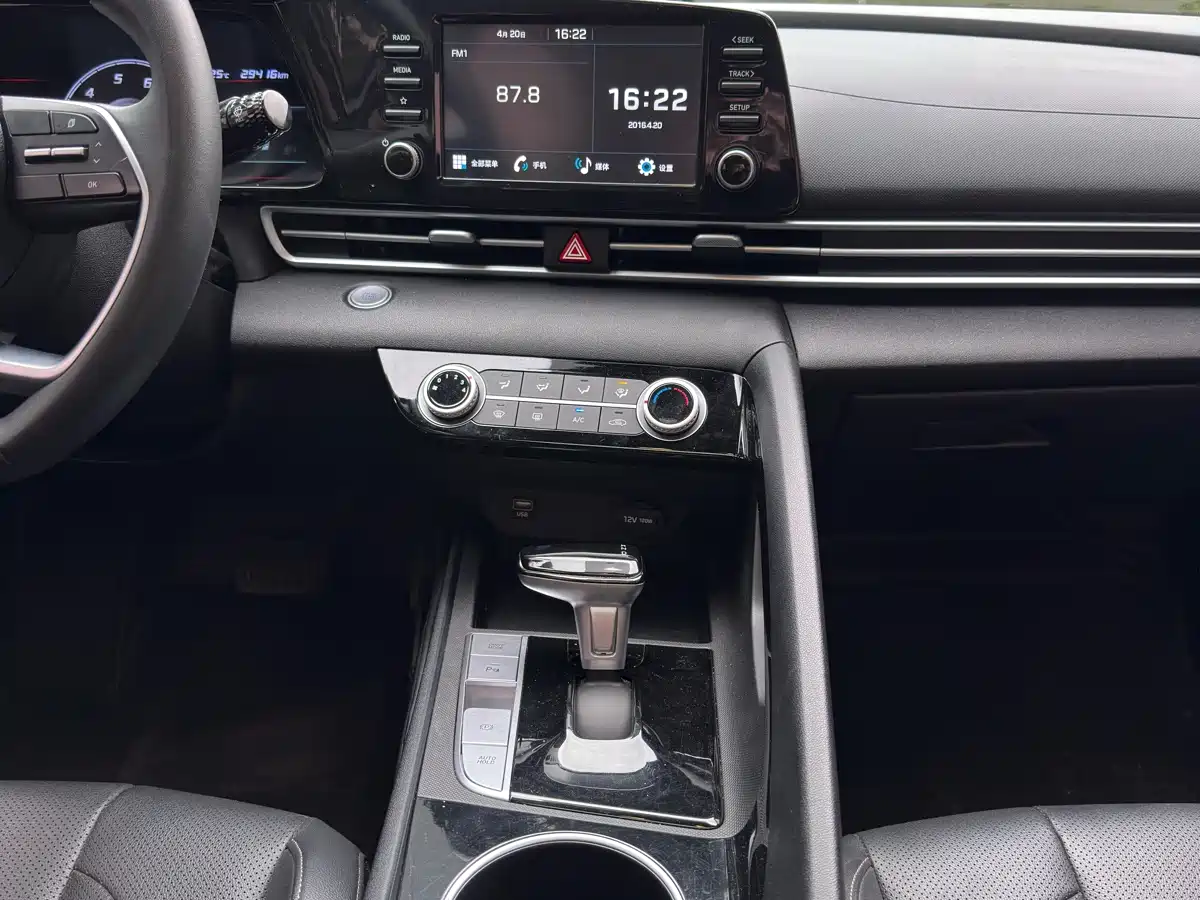 Hyundai Elantra 2023 1.5L CVT GLX Elite Edition фото 17