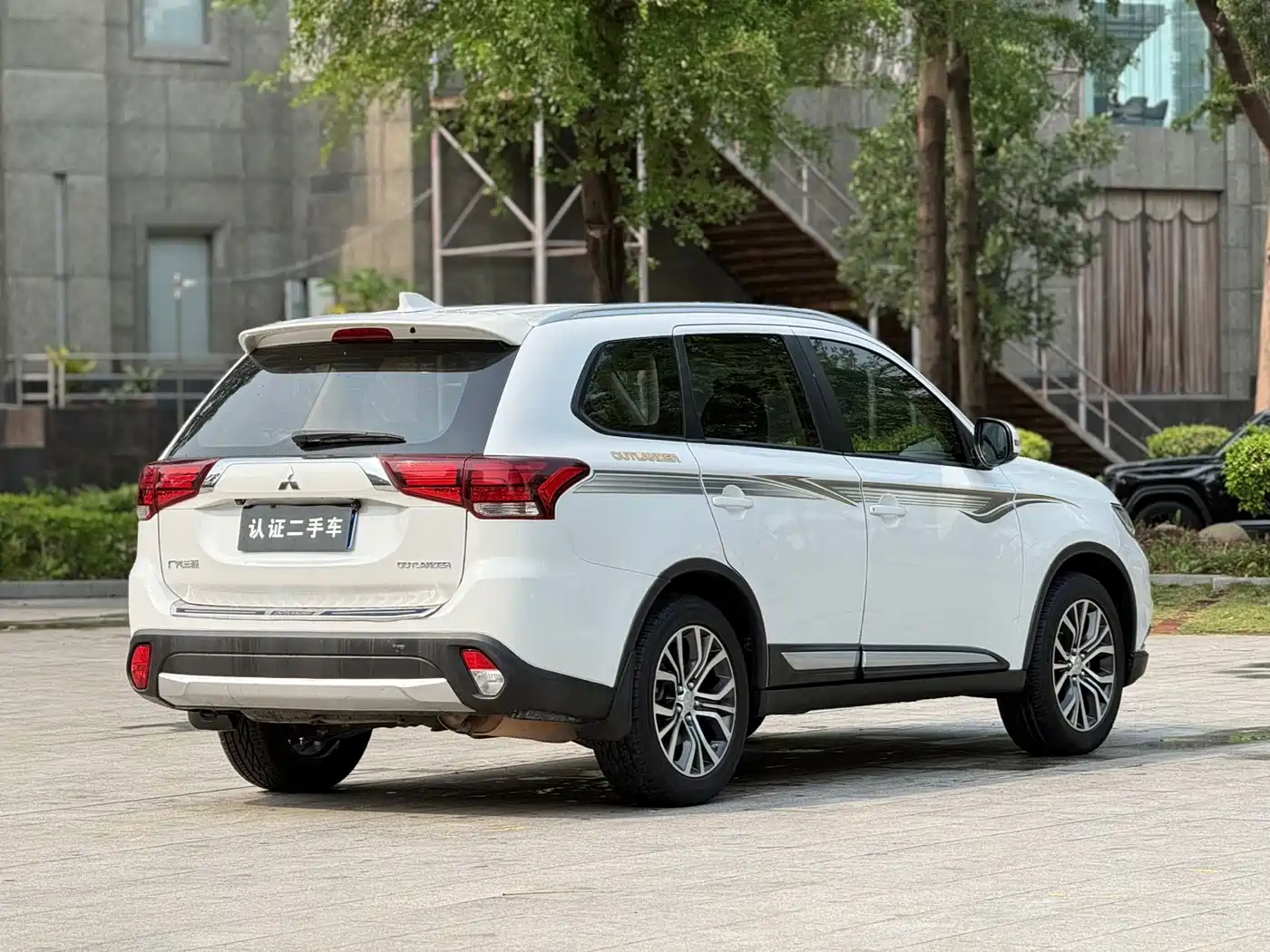 MITSUBISHI OUTLANDER