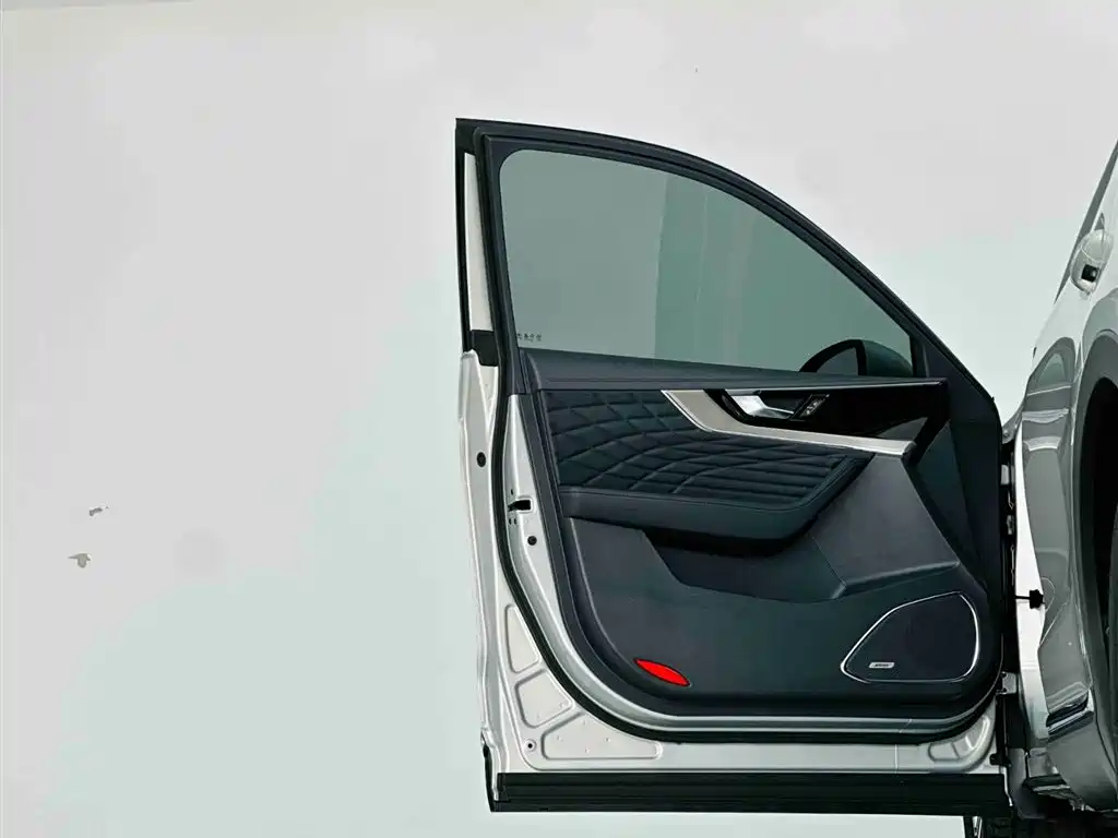 Hongqi HS5 2022 Facelift 2.0T Smart Flag Enjoyment Edition фото 12