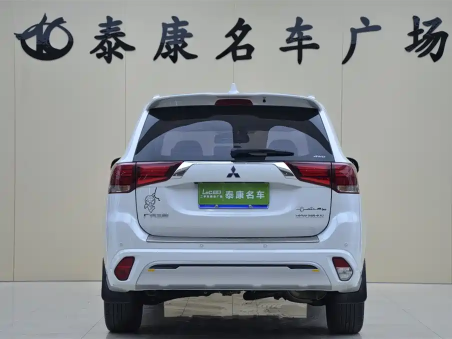 Mitsubishi Outlander 2021 2.4L 4WD Deluxe Edition 7-Seater фото 3