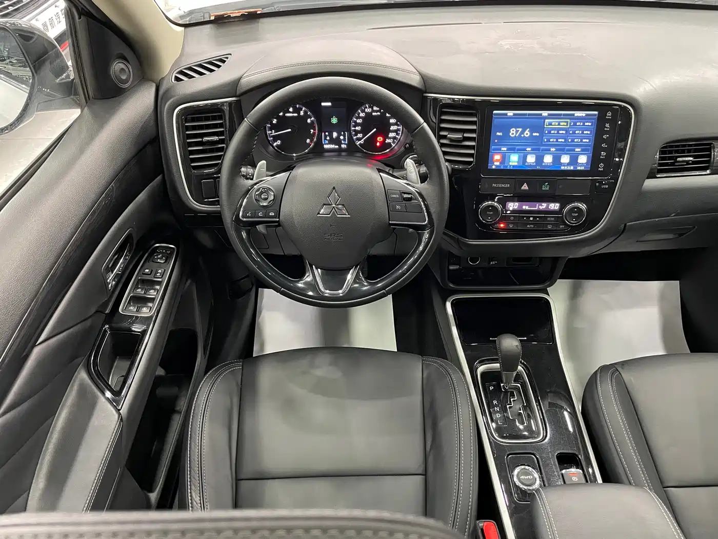 MITSUBISHI OUTLANDER