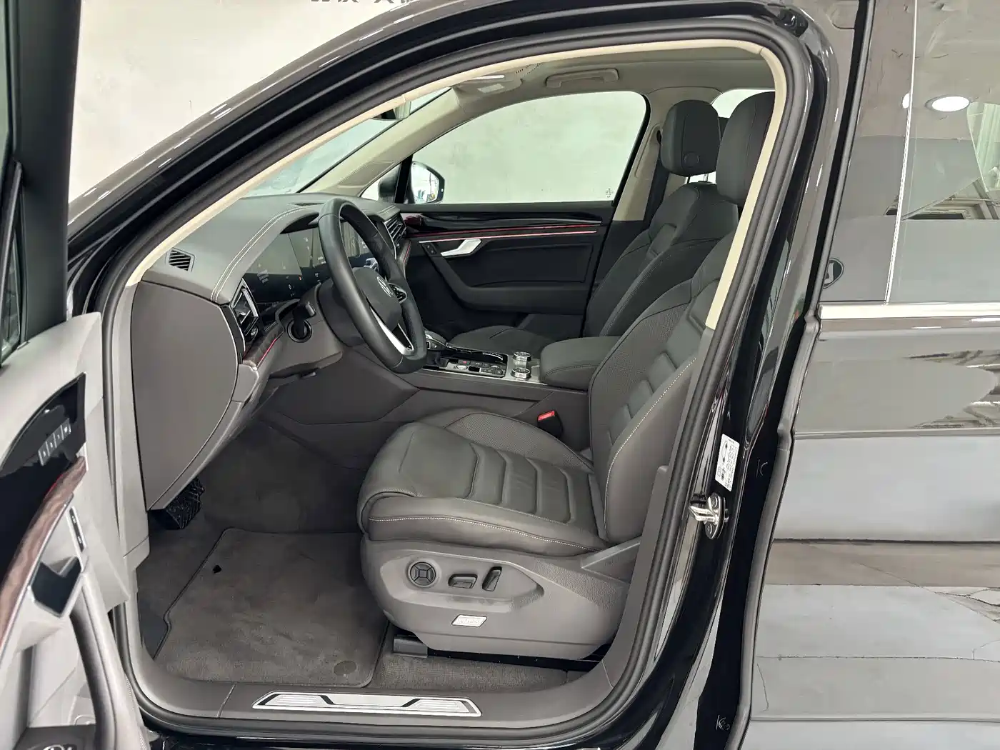 Volkswagen Touareg 2025 2023 3.0TSI R-Line Classic Sports Package