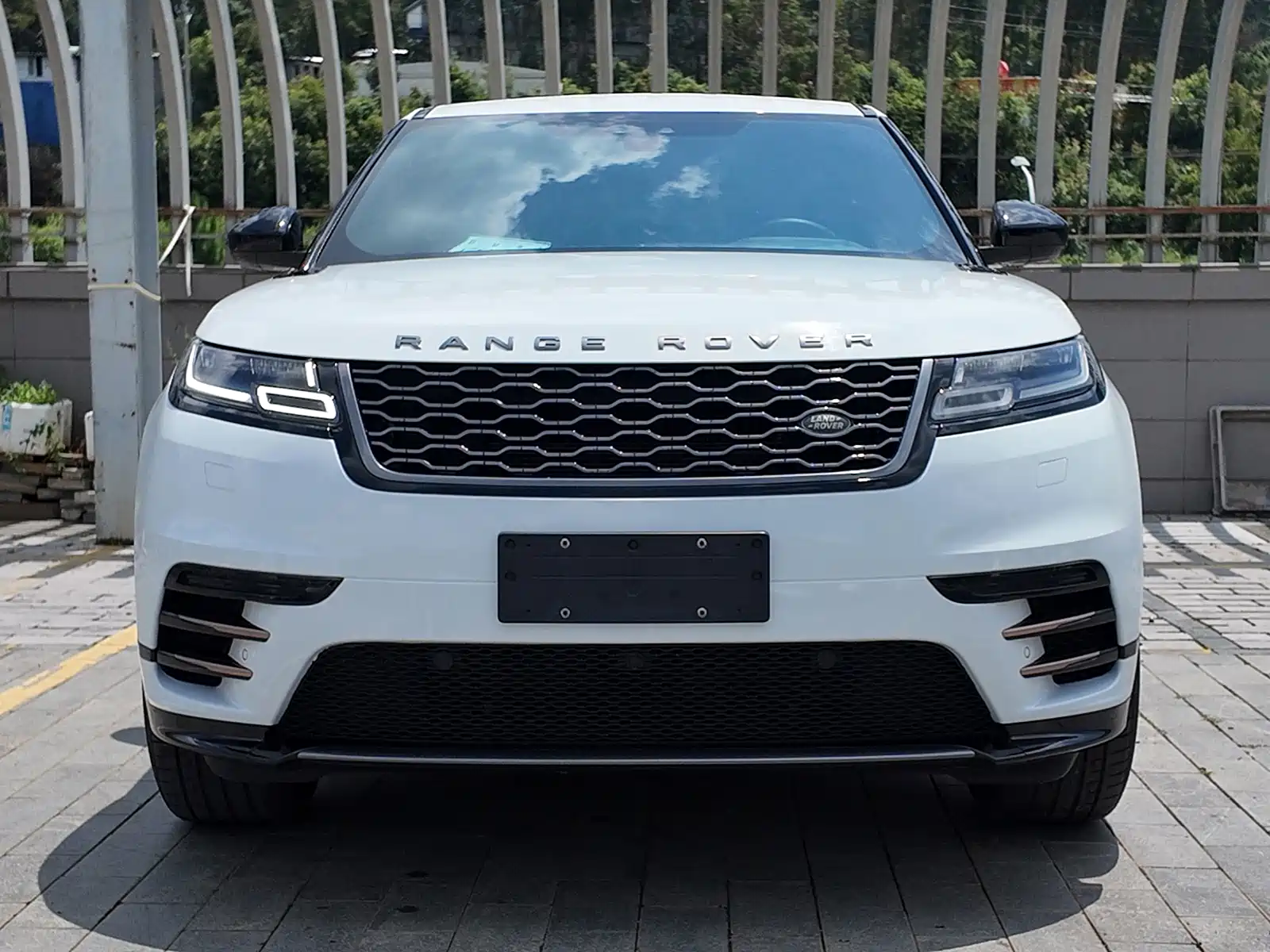 Фото 2 - Land Rover Range Rover Velar
