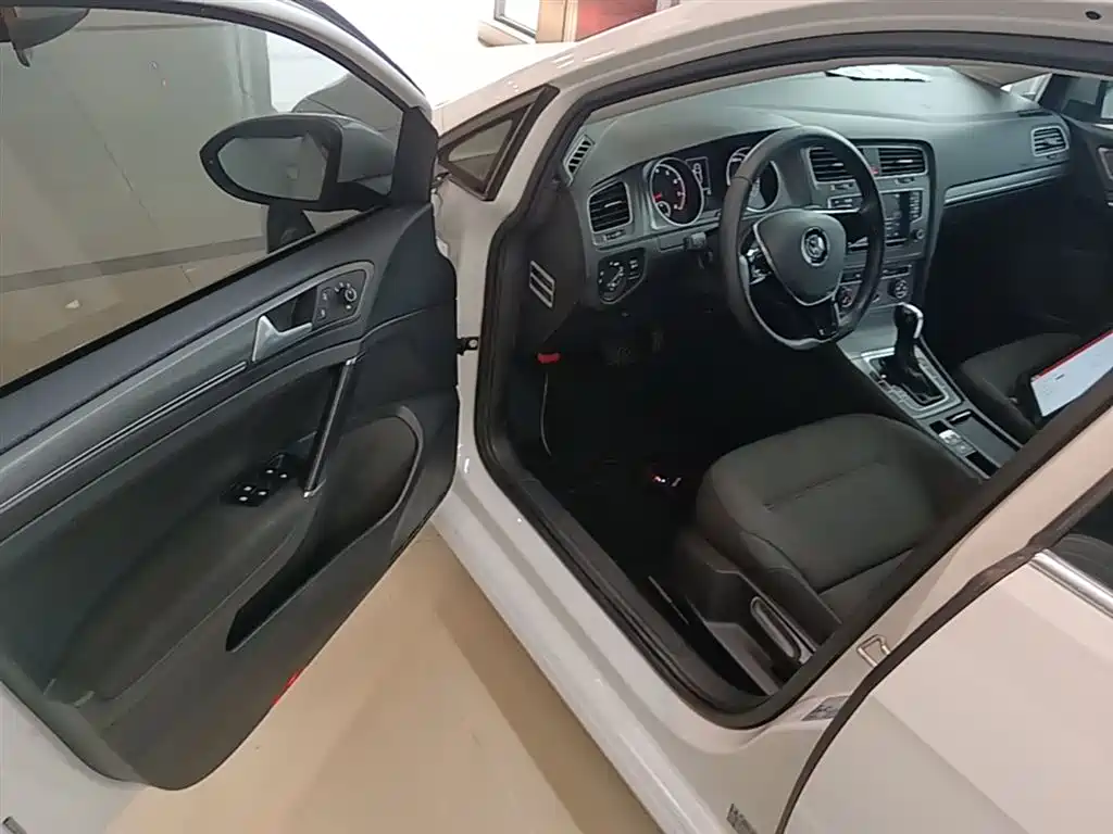 Volkswagen Golf 2015 1.6L Automatic Comfort фото 16