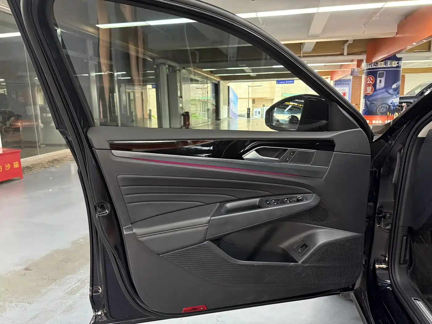 Volkswagen Passat 2025 Outstanding 380TSI Dragon Glory Edition фото 7