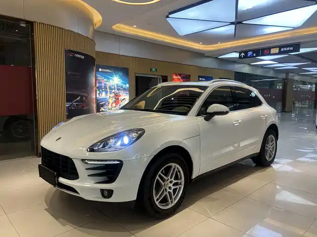 PORSCHE MACAN