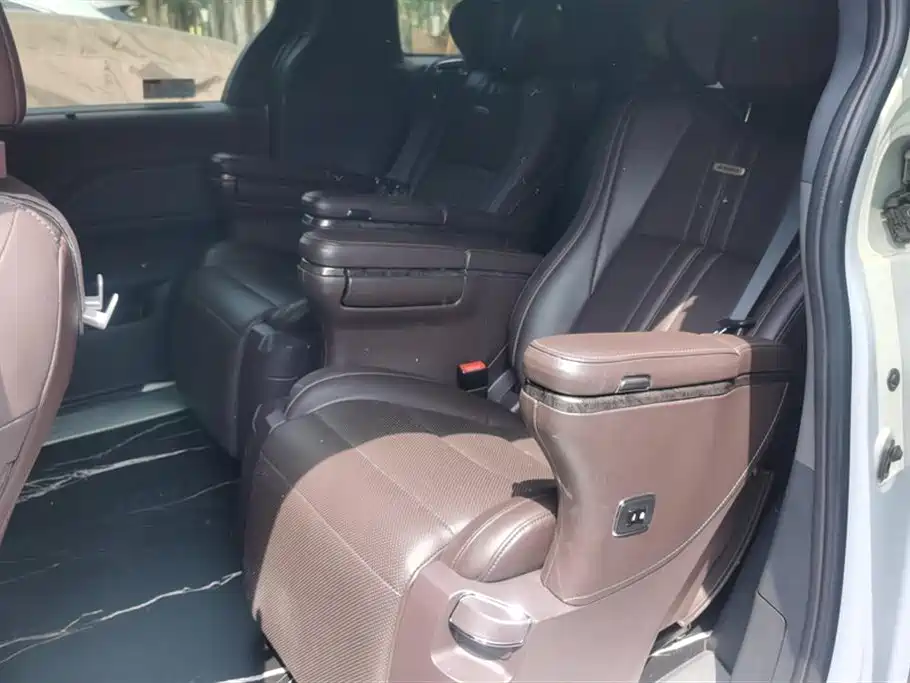 Toyota Granvia 2024 2.5L Hybrid Premium PLUS 4WD Edition фото 11