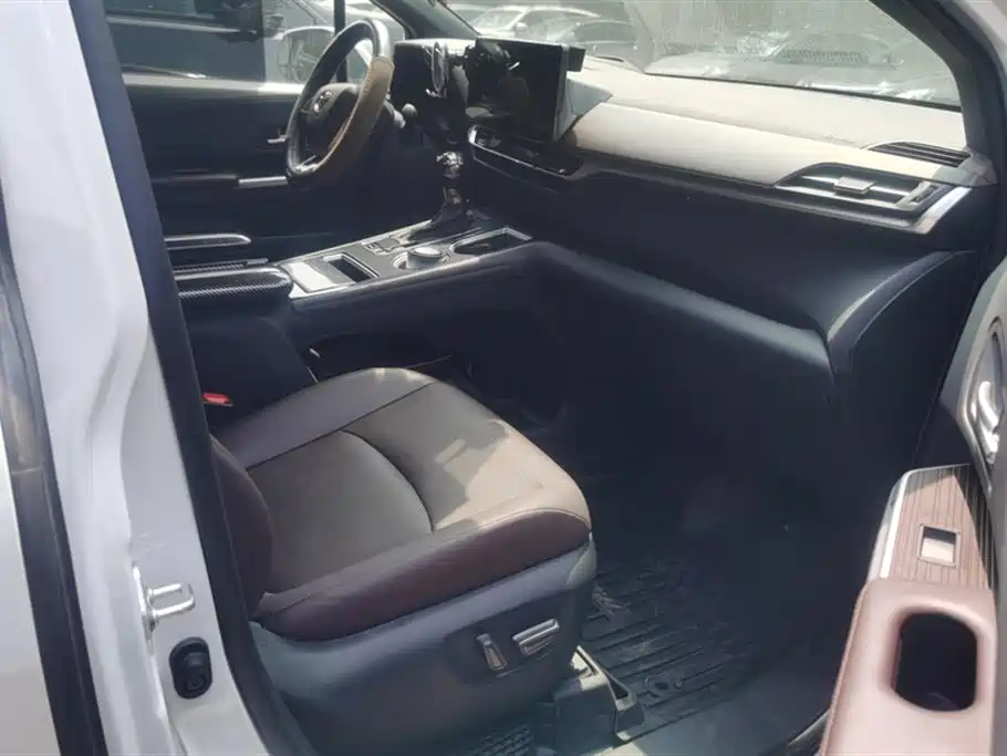Toyota Granvia 2024 2.5L Hybrid Premium PLUS 4WD Edition фото 8