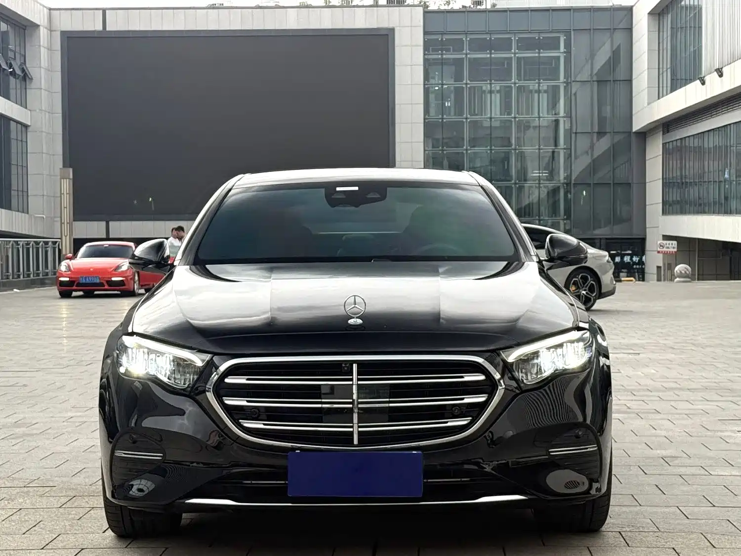 صورة 2 - Mercedes-Benz E-Class