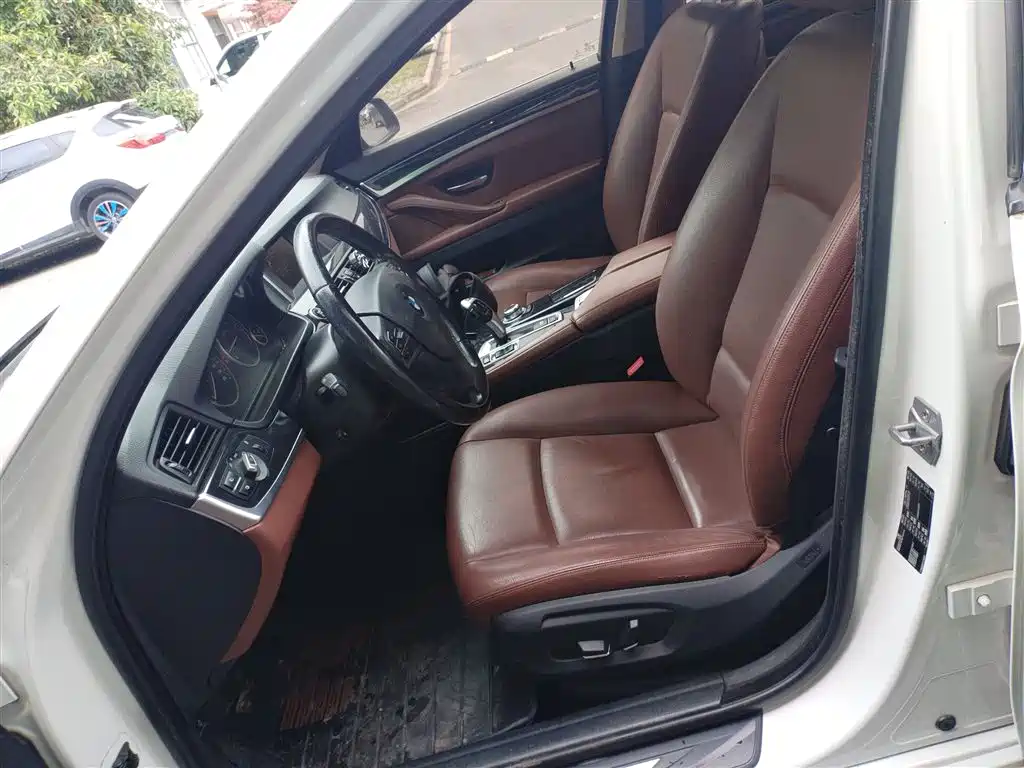 BMW 5 Series (Import) 2014 520i Classic фото 11