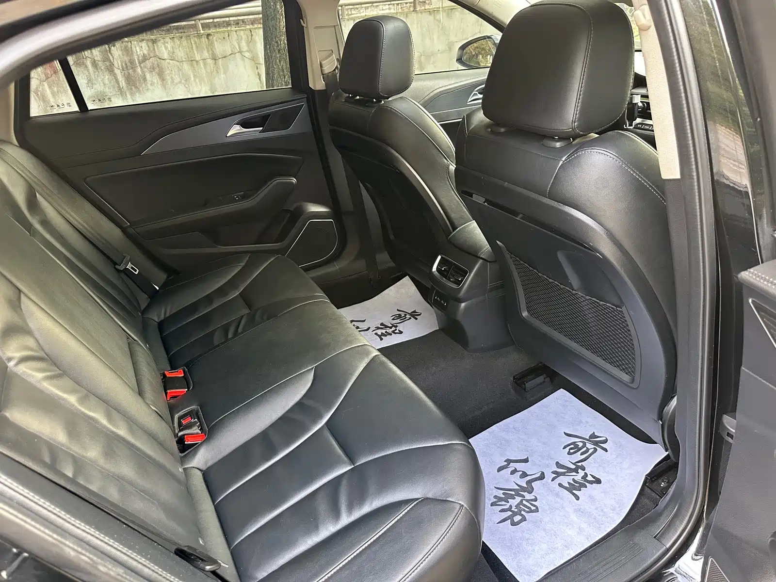 Фото 8 - Hongqi H5