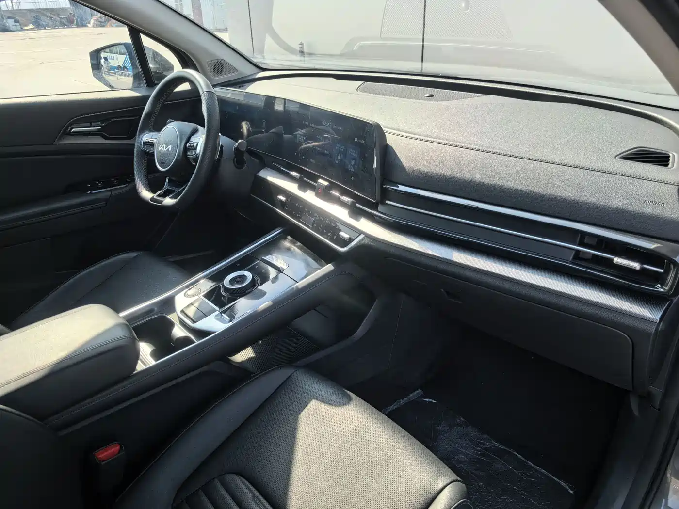 KIA LION PLATINUM EXPANDS THE WORLD