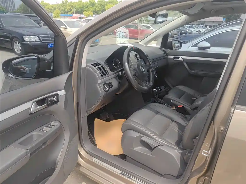 Volkswagen Touran 2015 1.4T DSG Comfort Edition 5-seater фото 12