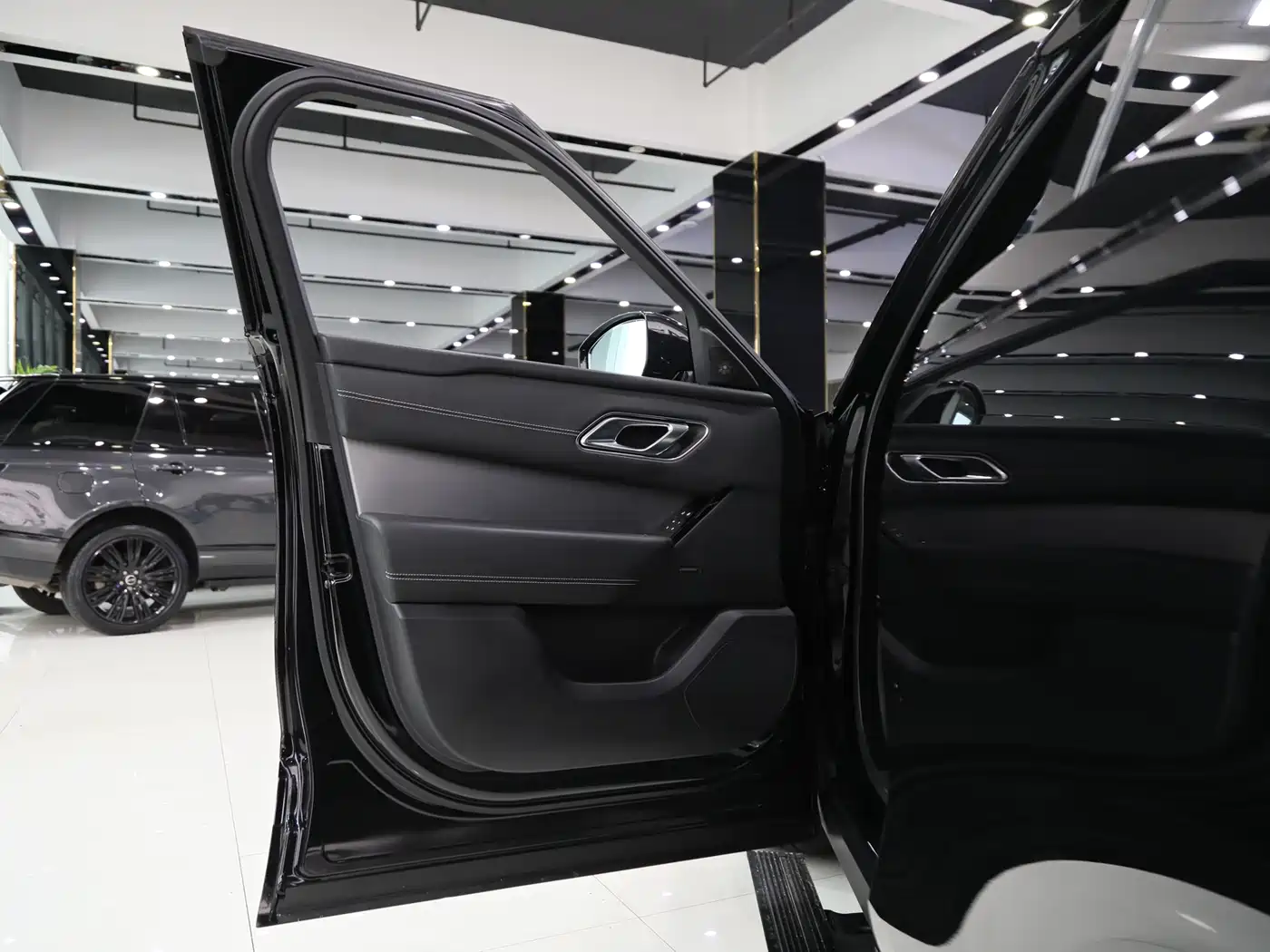 Land Rover Range Rover Velar 2023 250PS Gloss Black Collector's Edition фото 6