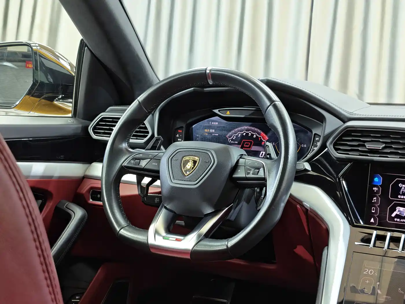 Фото 10 - Lamborghini Urus