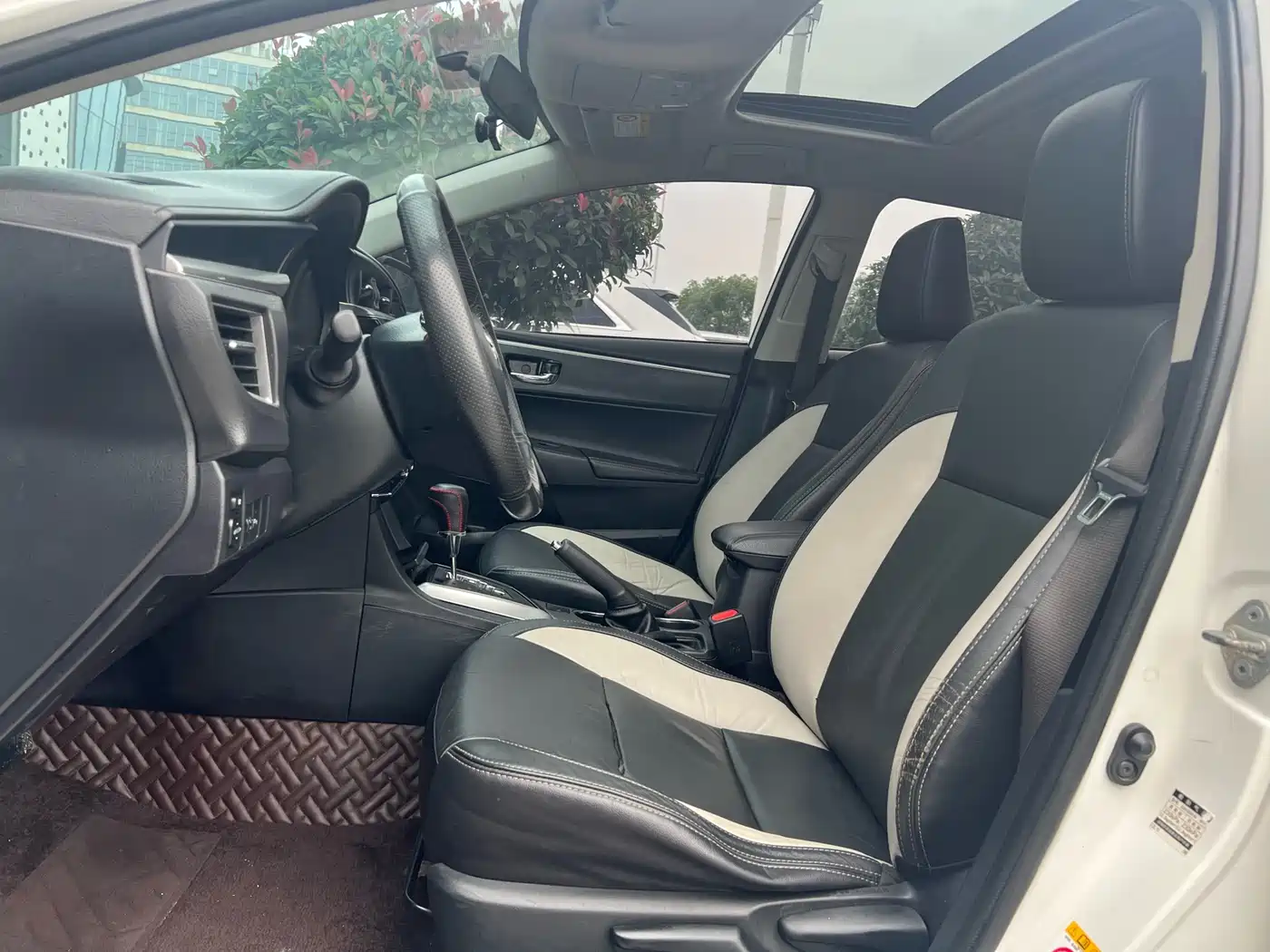Toyota Corolla 2014 1.6L CVT GL-i Leather Edition фото 4