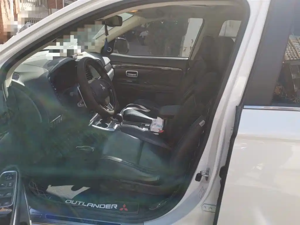 MITSUBISHI OUTLANDER