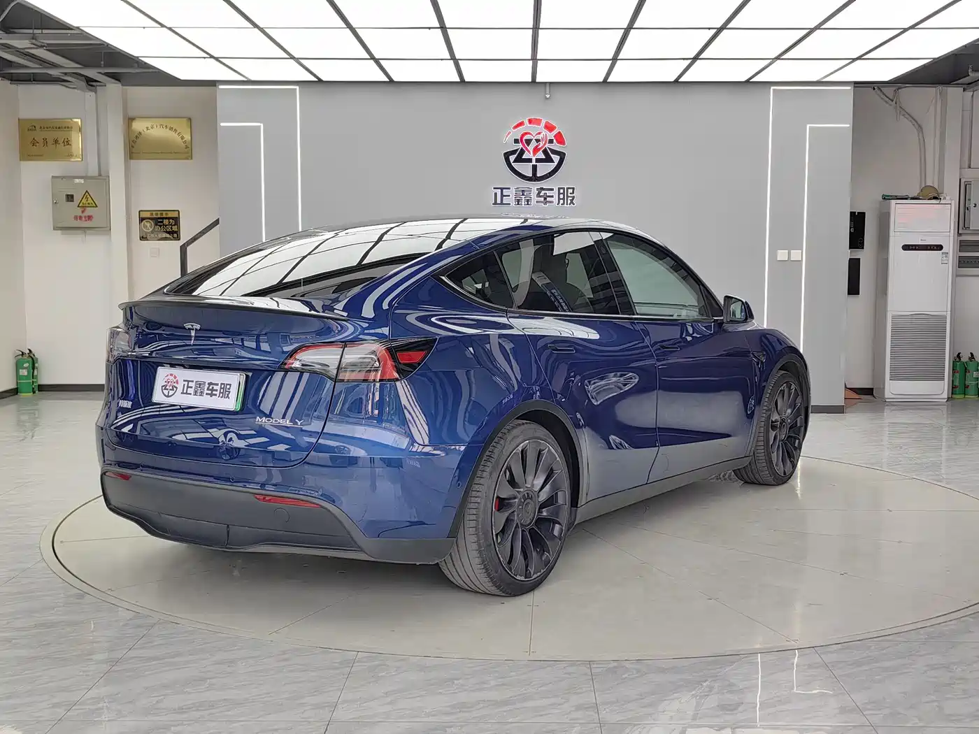 TESLA MODEL Y