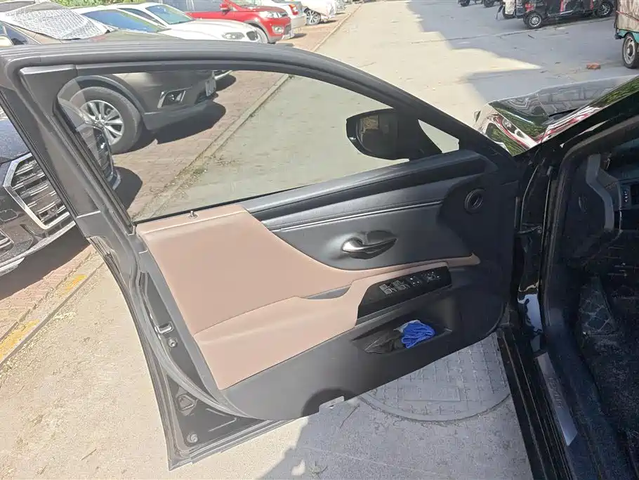 Lexus ES 2022 200 Excellence Edition фото 7