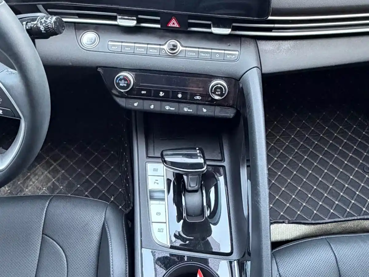 Hyundai Elantra 2023 Model 1.5L CVT LUX Premium Edition фото 4