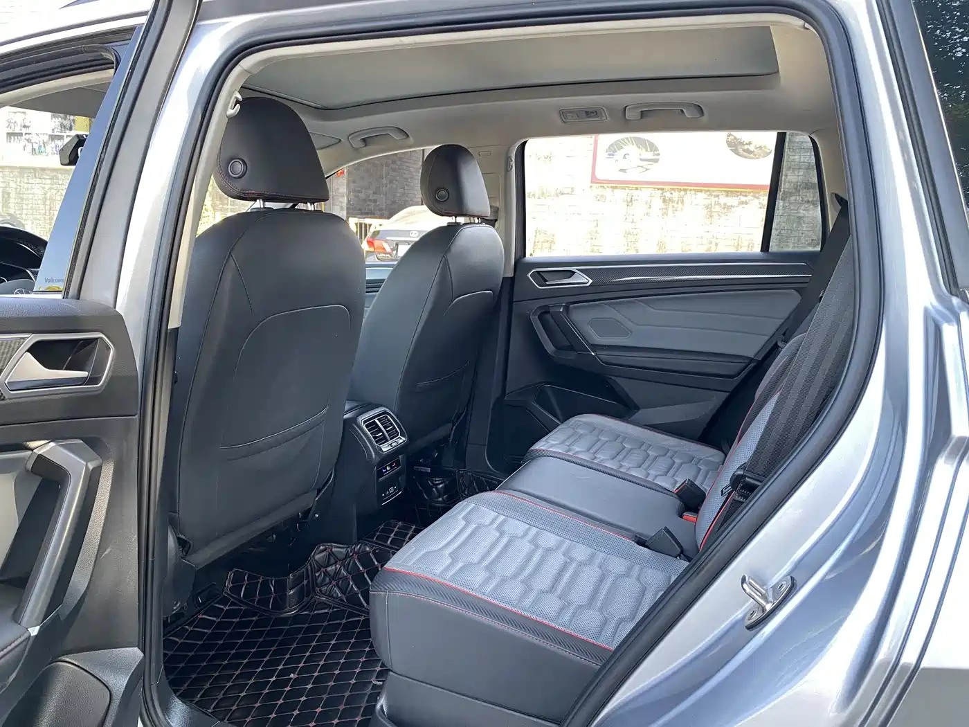 Volkswagen Tiguan L 2022 330TSI Automatic 2WD R-Line Flagship Edition фото 6
