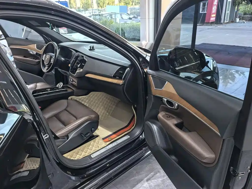 Фото 10 - Volvo XC90