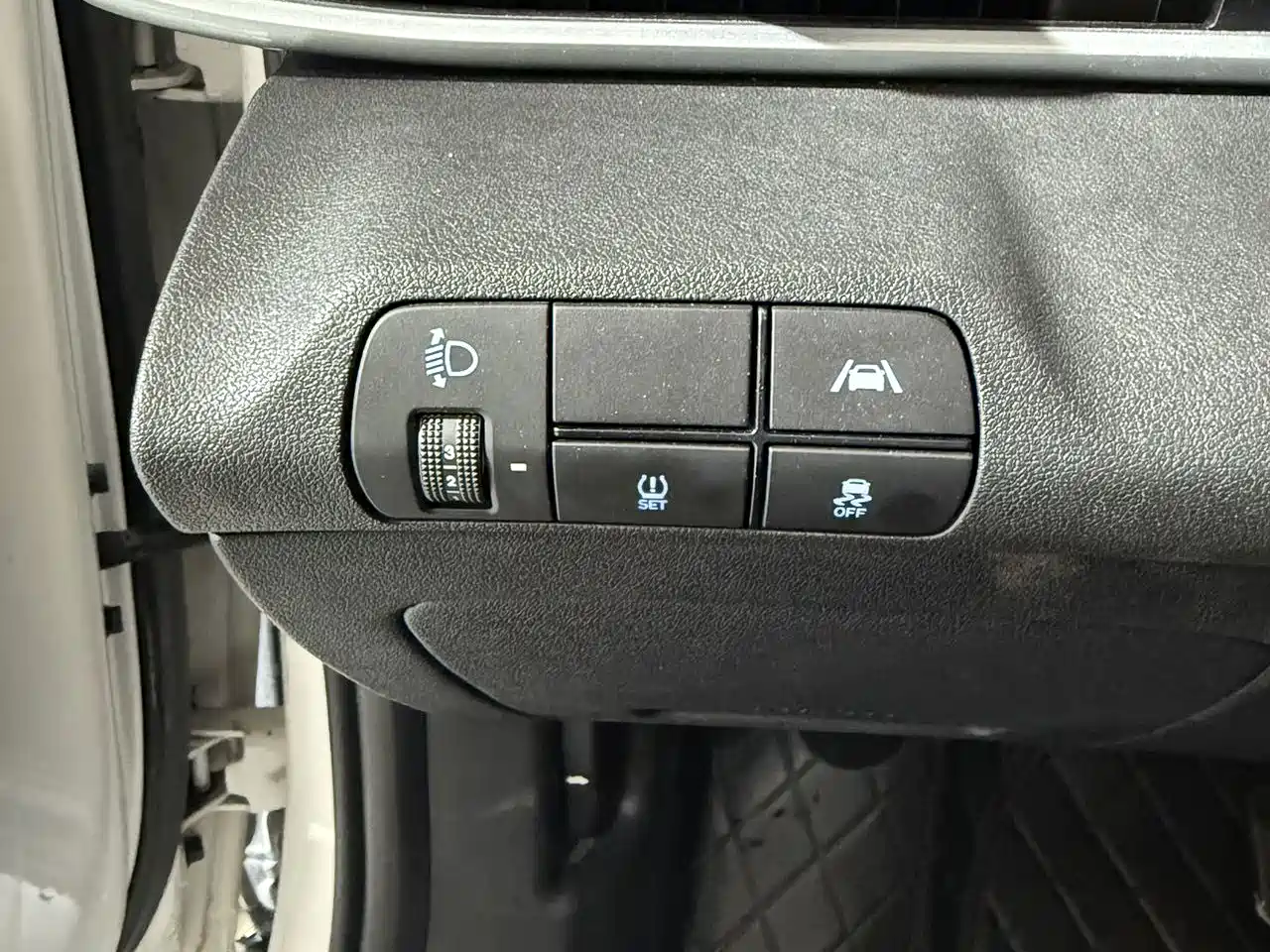 Hyundai Elantra 2022 1.5L CVT LUX Premium Edition фото 14