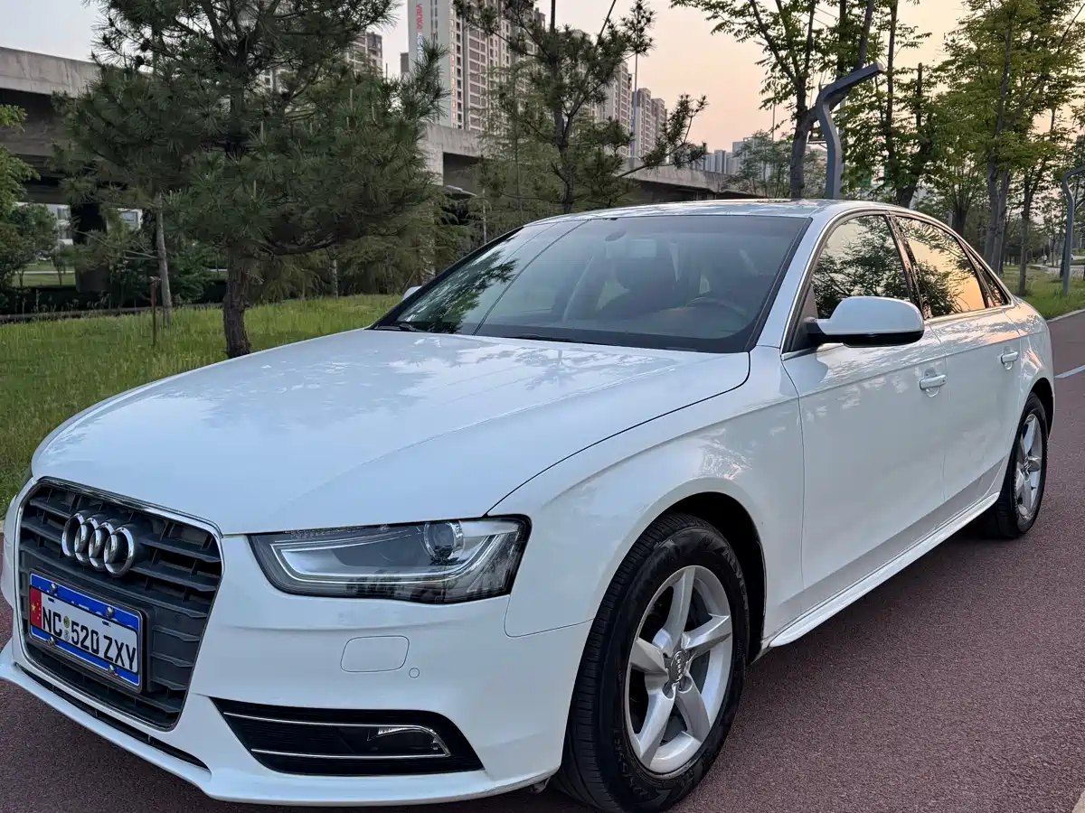 Audi A4L 2013 35 TFSI Automatic Comfort фото 2